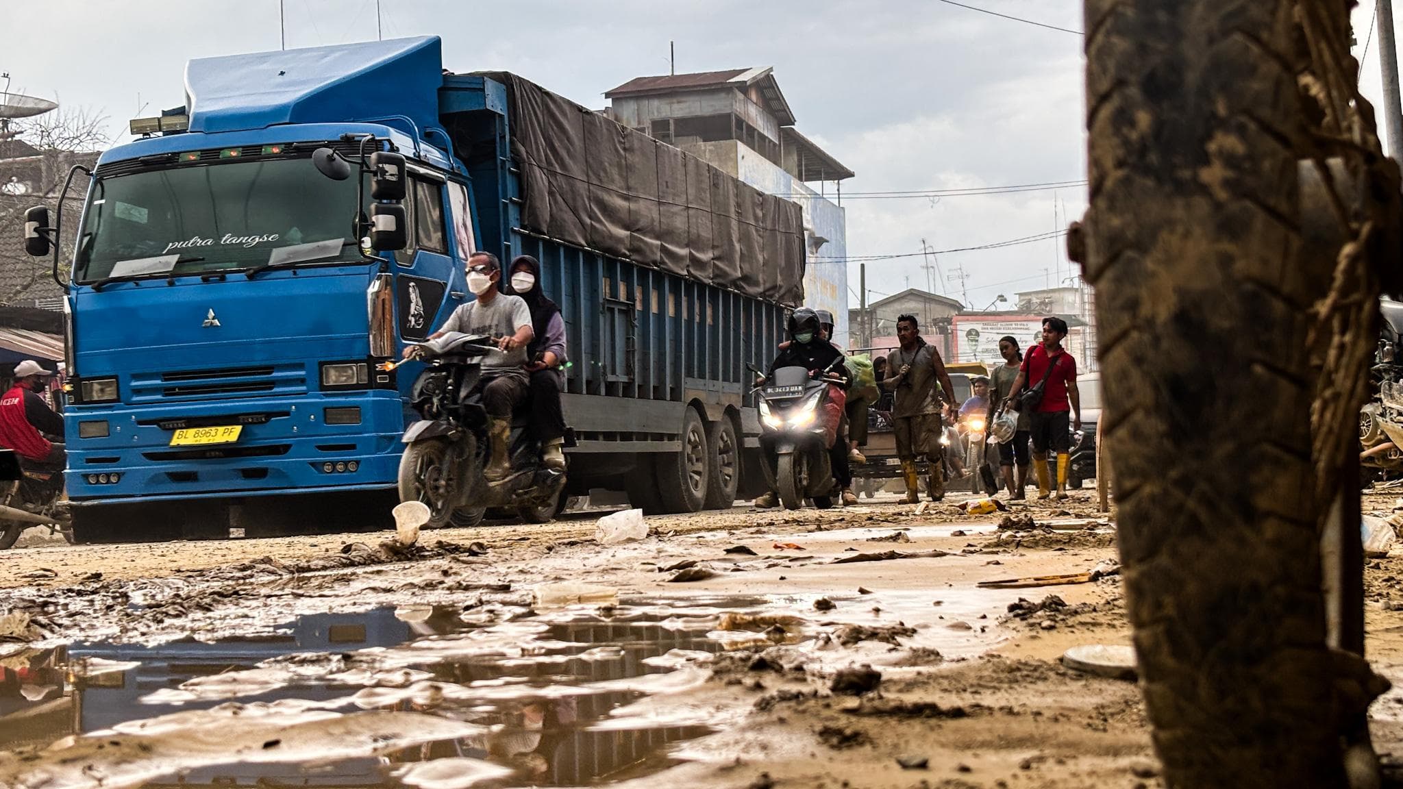 Warga Aceh Tamiang Bertahan di Pengungsian Pascabanjir, Jalan Masih Tertutup Debu