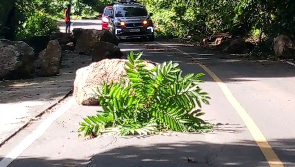 Longsoran Batu Tutupi Separuh Jalan Nasional di Geurutee, Aceh Jaya