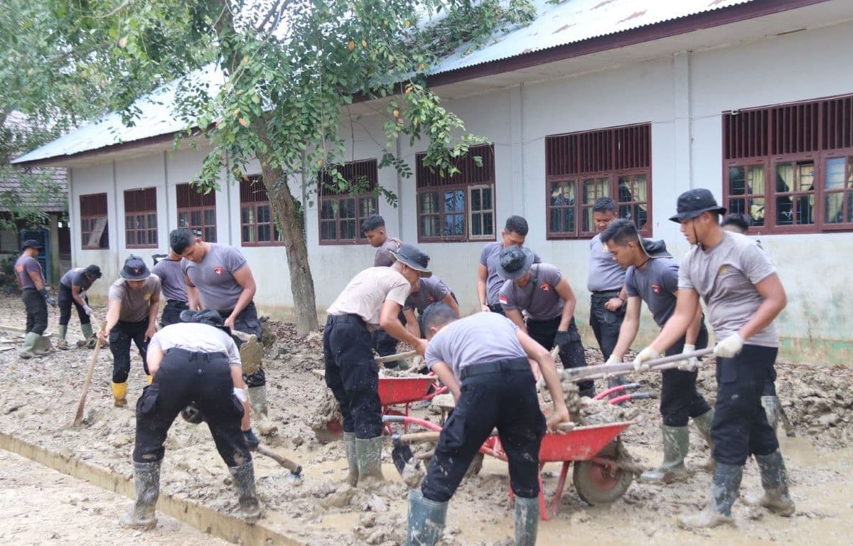 Brimob Bantu Bersihkan SMA Negeri 1 Tanah Jambo Aye Pasca Banjir