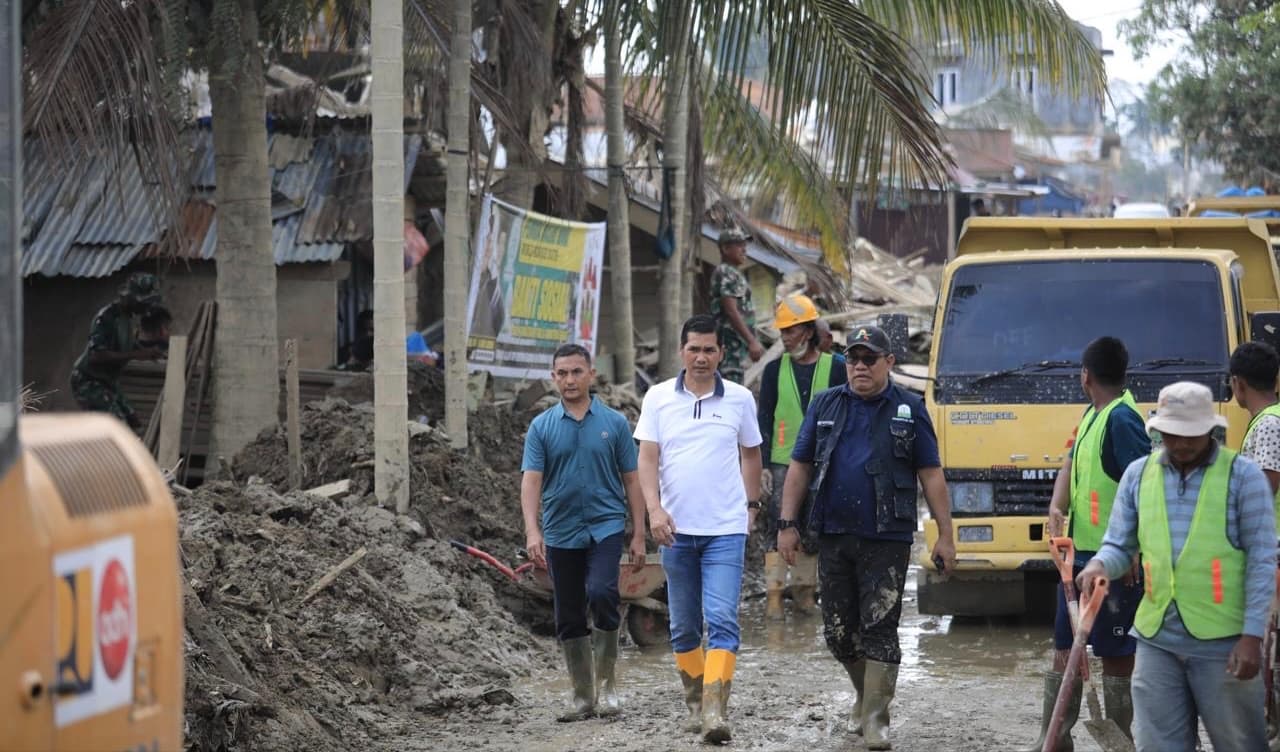 Pemerintah Aceh Kerahkan Alat Berat Bersihkan Sekolah Pascabanjir di Tamiang