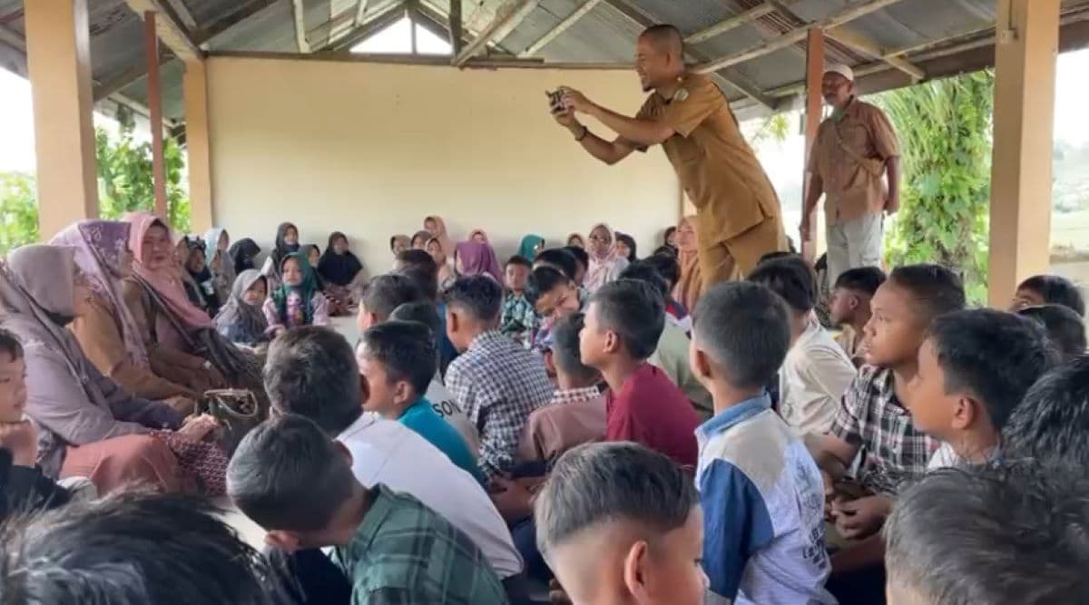 Ratusan Murid SD di Aceh Utara Belajar di Balai Masjid Akibat Lumpur
