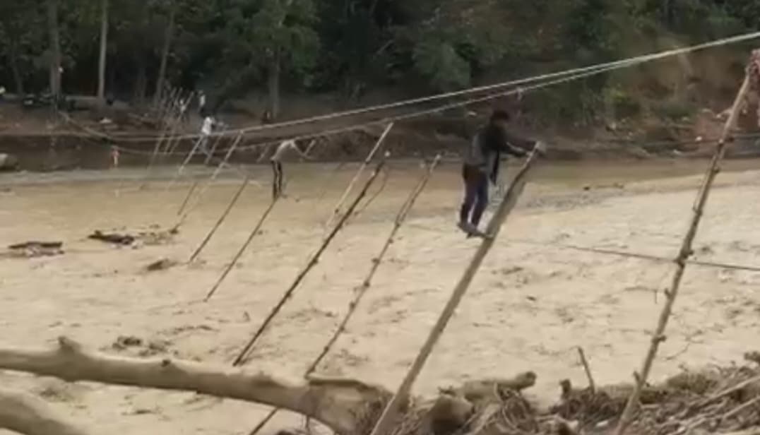 Jembatan Ambruk di Aceh Tengah, Warga Reje Payung Bergantung pada Lumpe Darurat