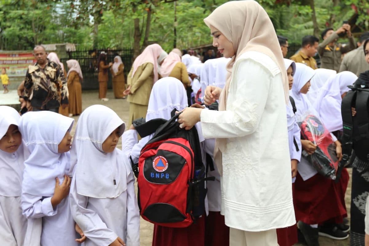 820 Murid Blang Mangat Terima Paket Sekolah Pasca Banjir dari BNPB