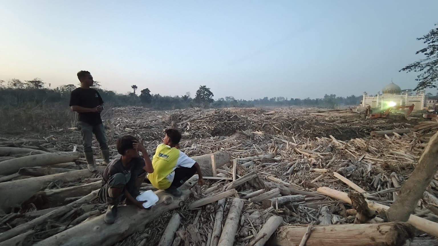 454 Batang Kayu Hanyut Banjir Aceh Utara Dimanfaatkan untuk Huntara Warga
