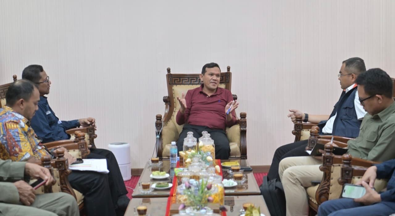 Wagub Aceh dan BUMN Bahas Huntara untuk Korban Bencana dengan Fasilitas Ibadah