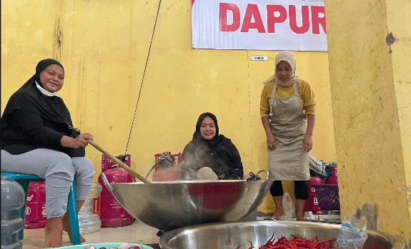 Perempuan Korban Banjir Aceh Tamiang Berjuang di Dapur Umum RSUD