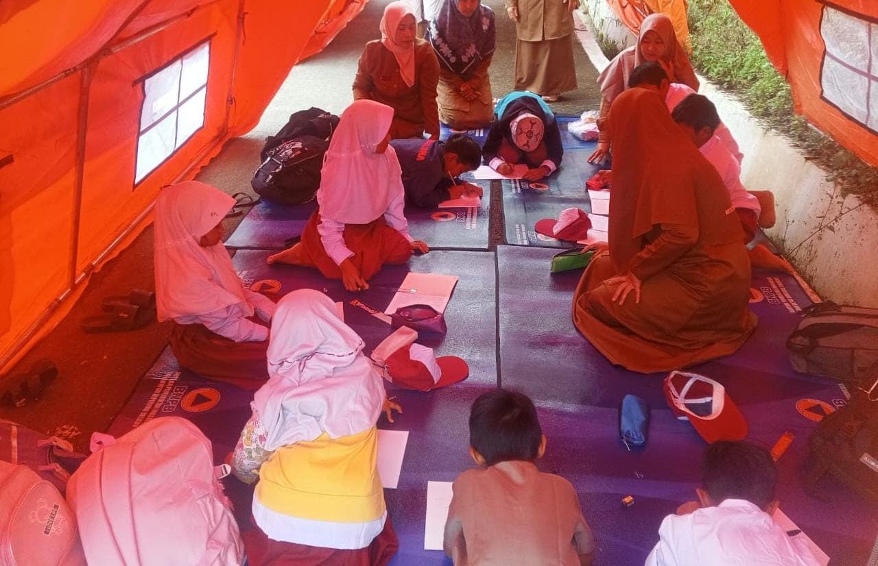 Murid SD Uning Mas Bener Meriah Belajar di Tenda Darurat, Butuh Meja dan Alat Tulis
