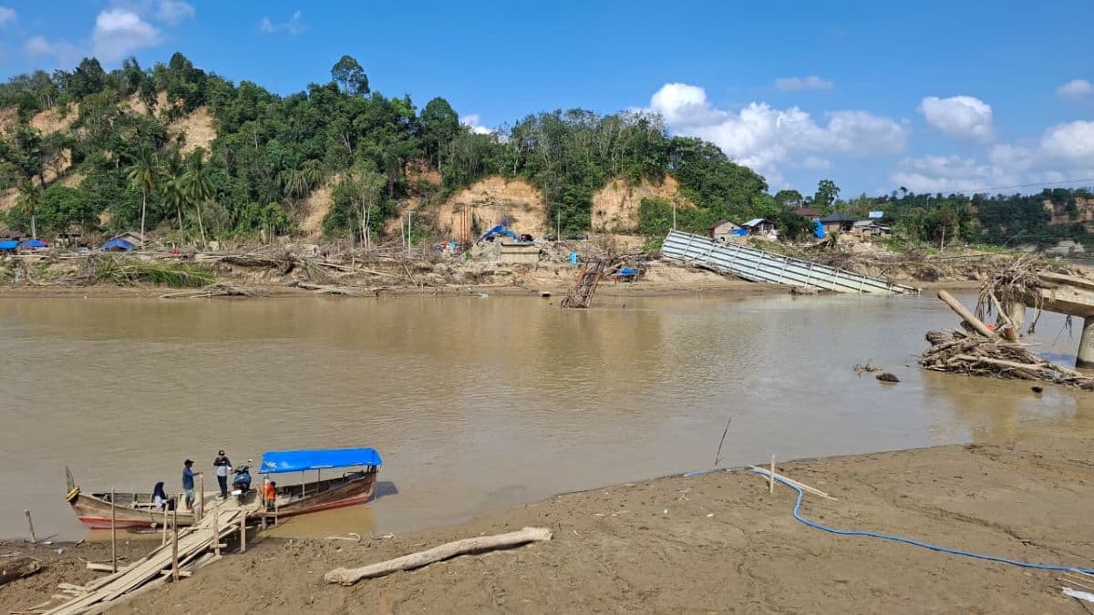 Warga Aceh Tamiang Terpaksa Gunakan Perahu Motor Setelah Jembatan Putus