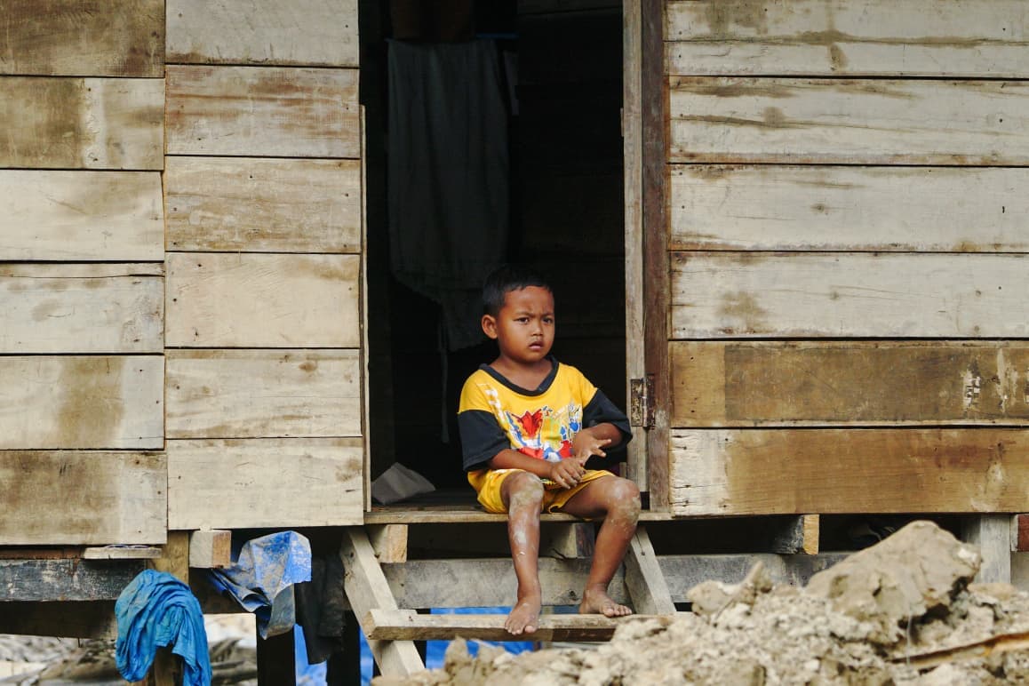 Anak-anak Sekumur Bertahan di Kampung Hancur Pasca Banjir Bandang