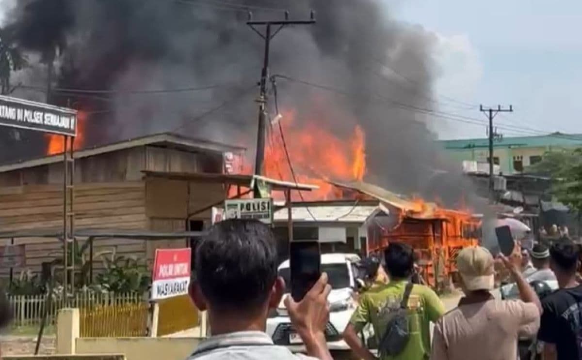 11 Ruko di Peunaron Terbakar, Bupati Aceh Timur Salurkan Bantuan Masa Panik