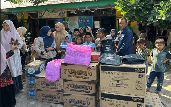 50 Paket Perlengkapan Sekolah dari BRA untuk Siswa MIN 2 Aceh Utara Terdampak Banjir