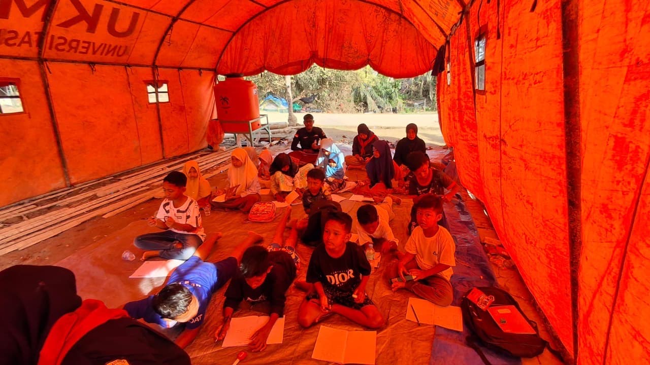Mahasiswa Aceh Utara Dirikan Sekolah Darurat untuk Anak Korban Banjir Langkahan