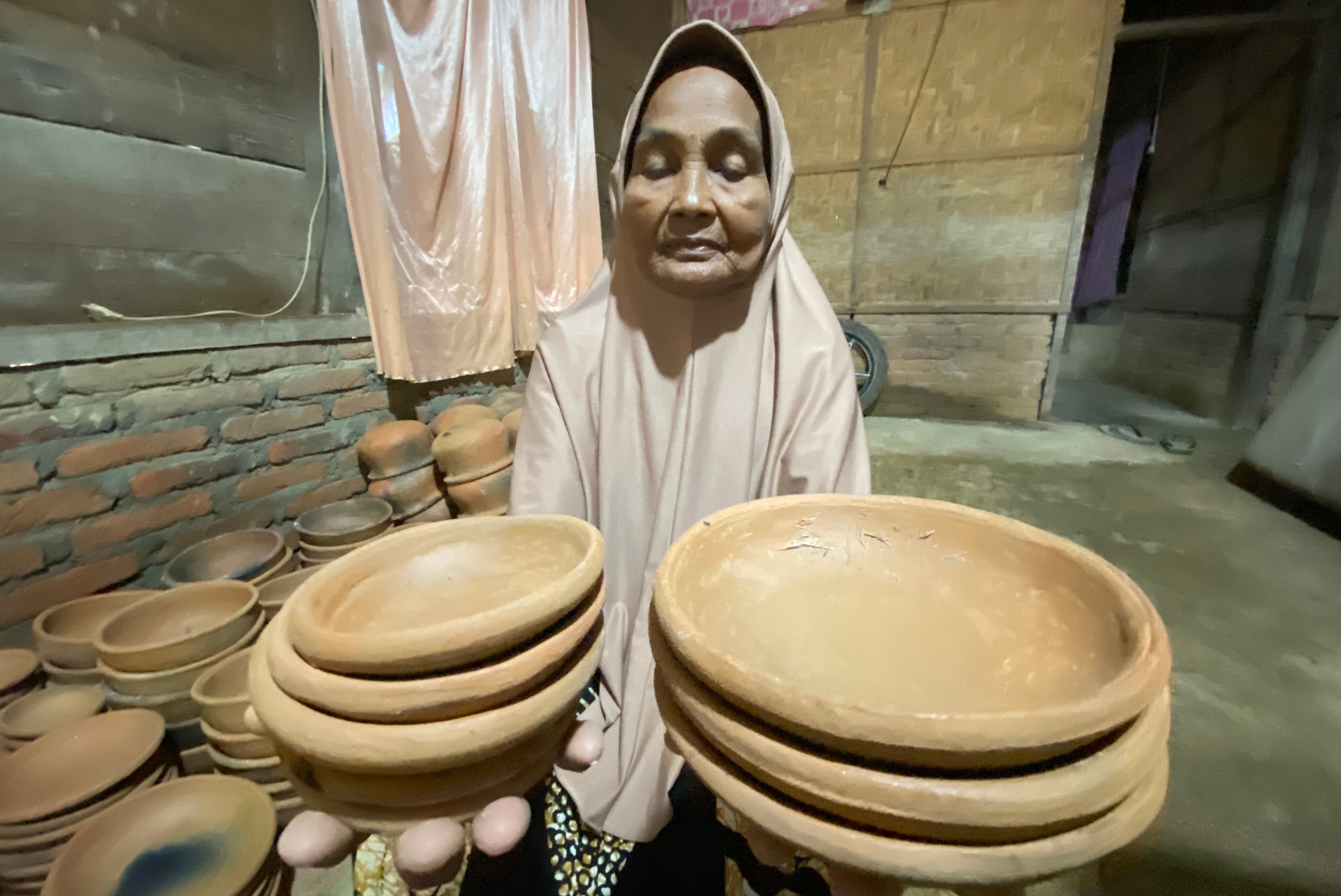 Nek Syarifah di Aceh Utara Tetap Bertahan dengan Gerabah Tradisional Pasca Banjir