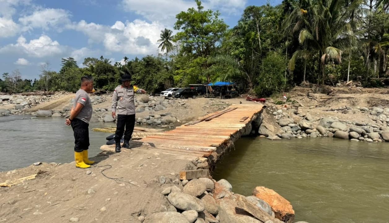 Jembatan Darurat Riseh Tunong Tuntas, Akses Antar Desa di Sawang Kembali Normal