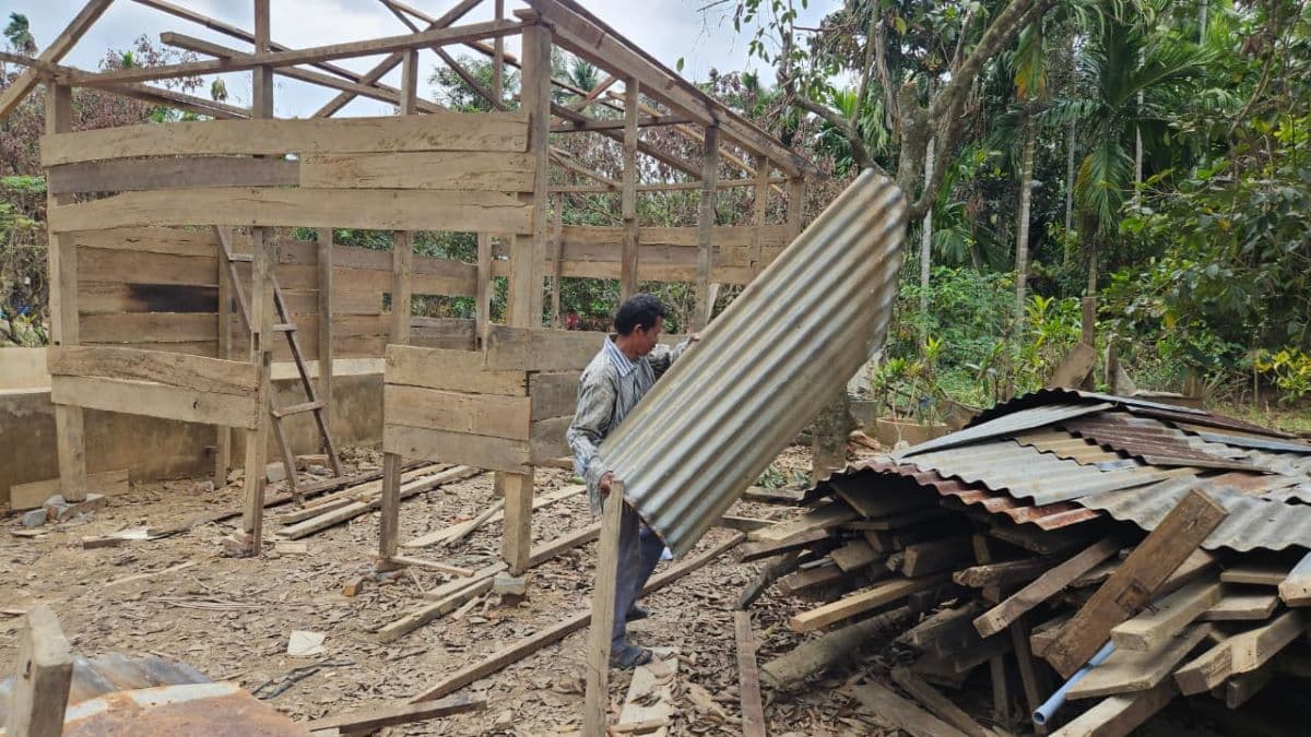 Warga Bireuen Bangun Gubuk dari Puing Rumah Pasca Banjir, Harap Bantuan