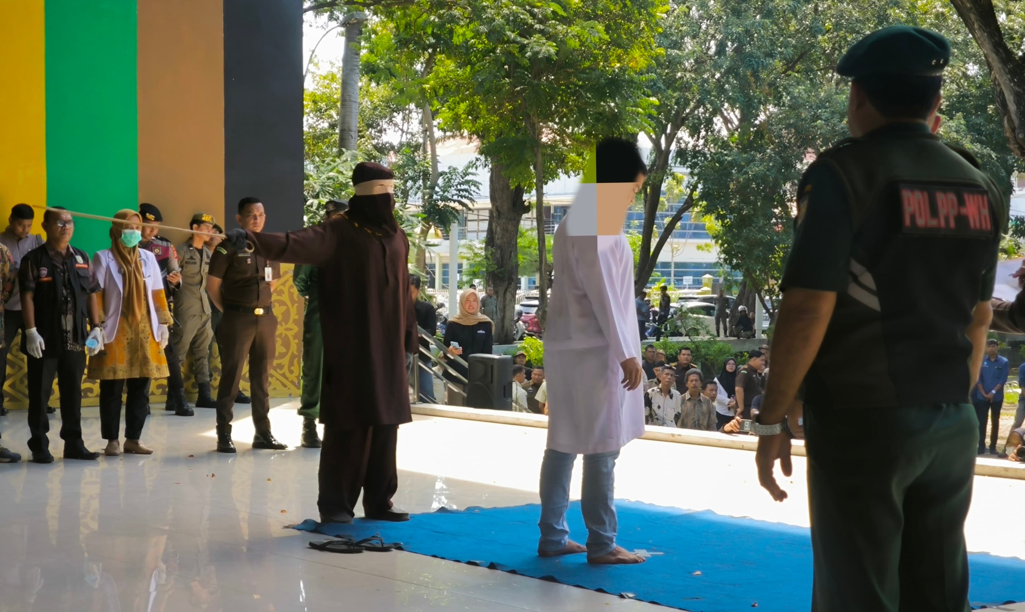 Personel Satpol PP Banda Aceh Dicambuk dan Dipecat Atas Pelanggaran Jarimah