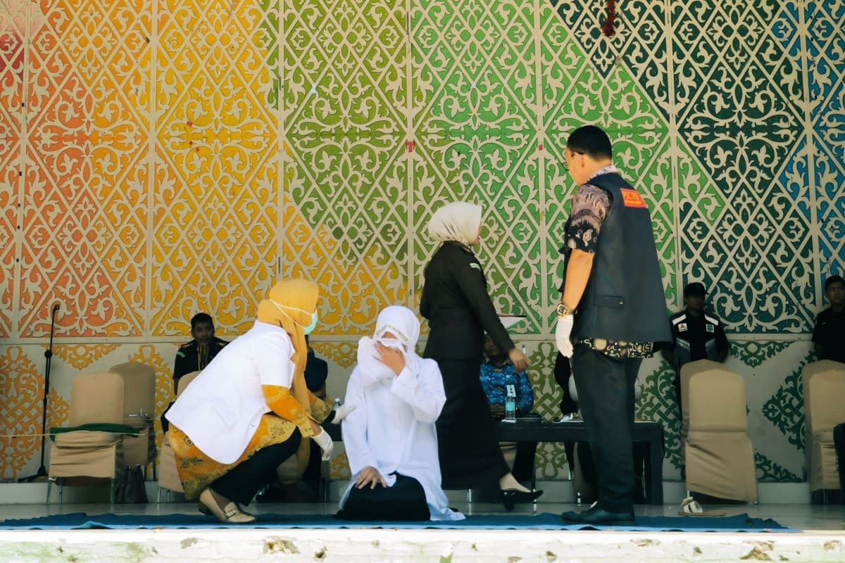 Pasangan Non-Muhrim di Banda Aceh Dicambuk 140 Kali, Satu Terpidana Pingsan