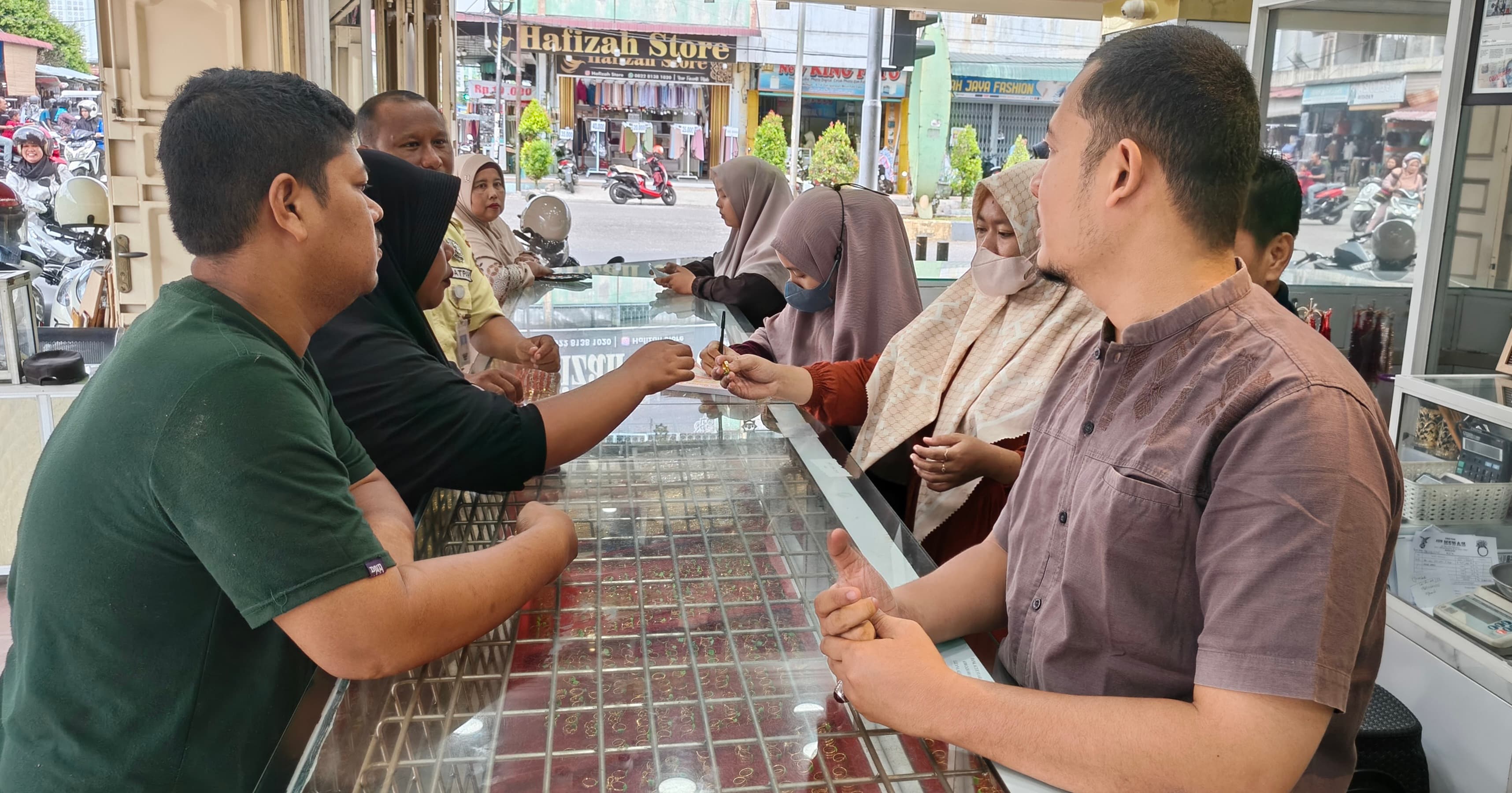 Harga Emas di Langsa Turun Drastis, Warga Serbu Jual Emas di Toko Berkat Jasa