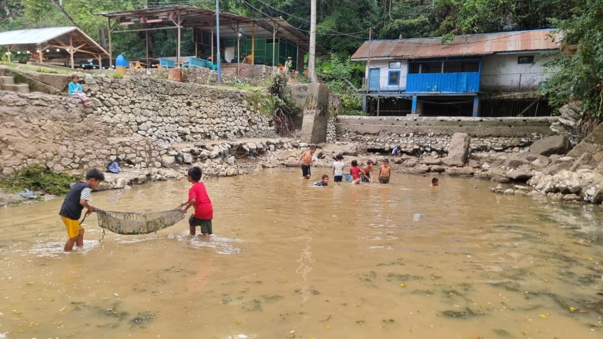 Anak-anak Aceh Besar Berburu Ikan di Kolam Mata Ie yang Mengering