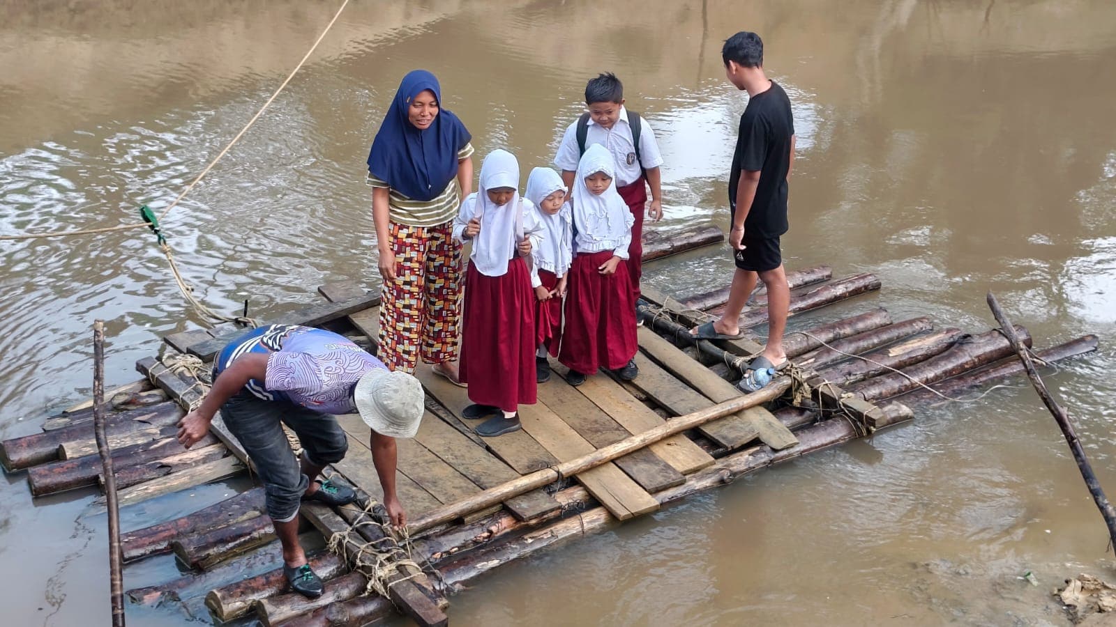 Pelajar Aceh Timur Terpaksa Gunakan Getek, Jembatan Belum Dibangun