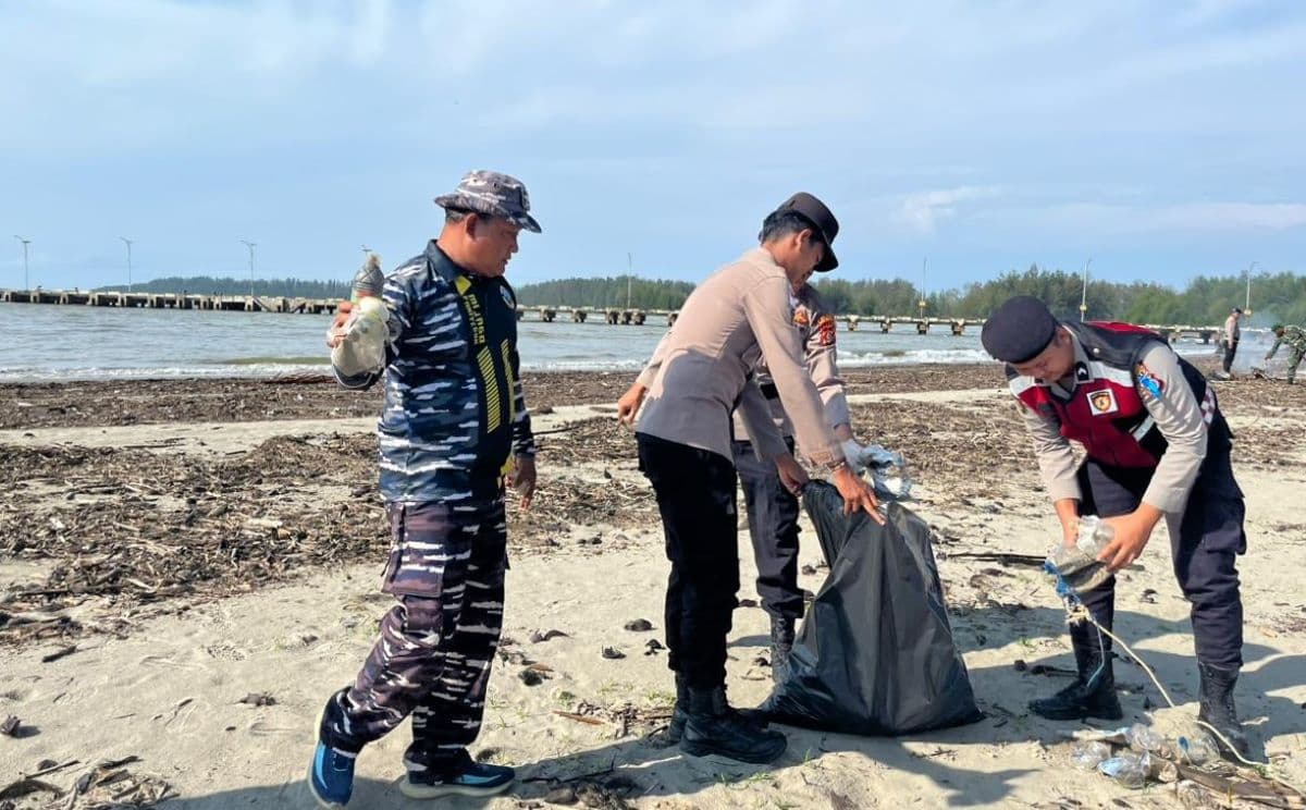 Warga Aceh Singkil Bersama TNI/Polri Bersihkan Pantai Pulo Sarok
