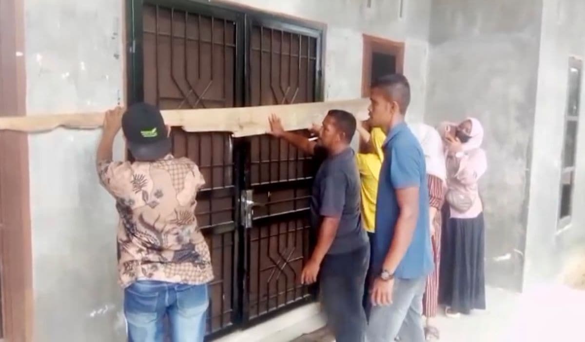 Warga Lhokseumawe Segel Kantor Desa Protes Pendataan Korban Banjir