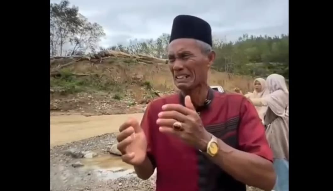 Warga Jamat Aceh Tengah Menangis, Mobil Bantuan Terjebak Tanpa Jembatan