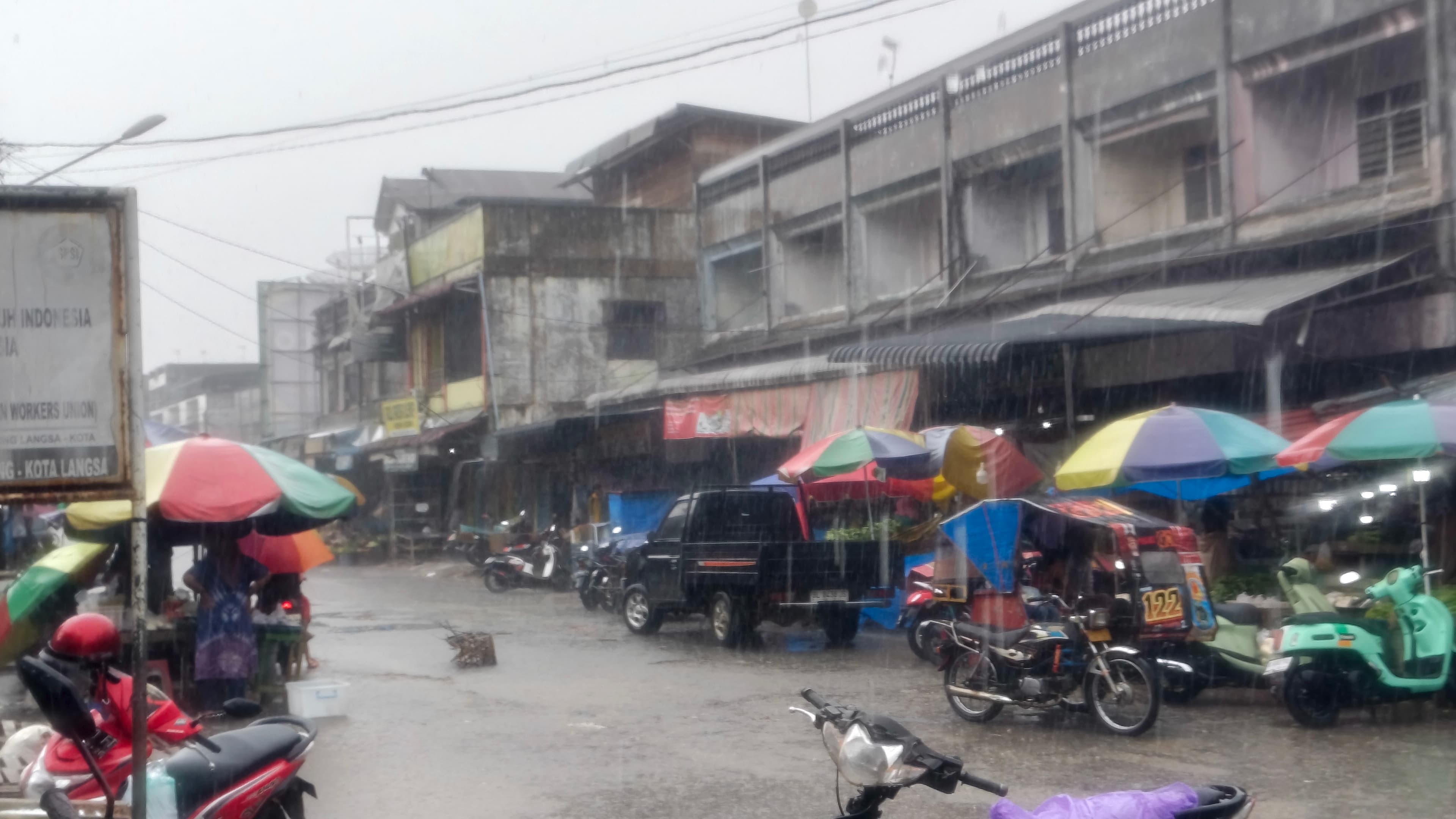 Hujan Deras Genangi Jalan Langsa di Hari Pertama Ramadan, Warga Diminta Waspada