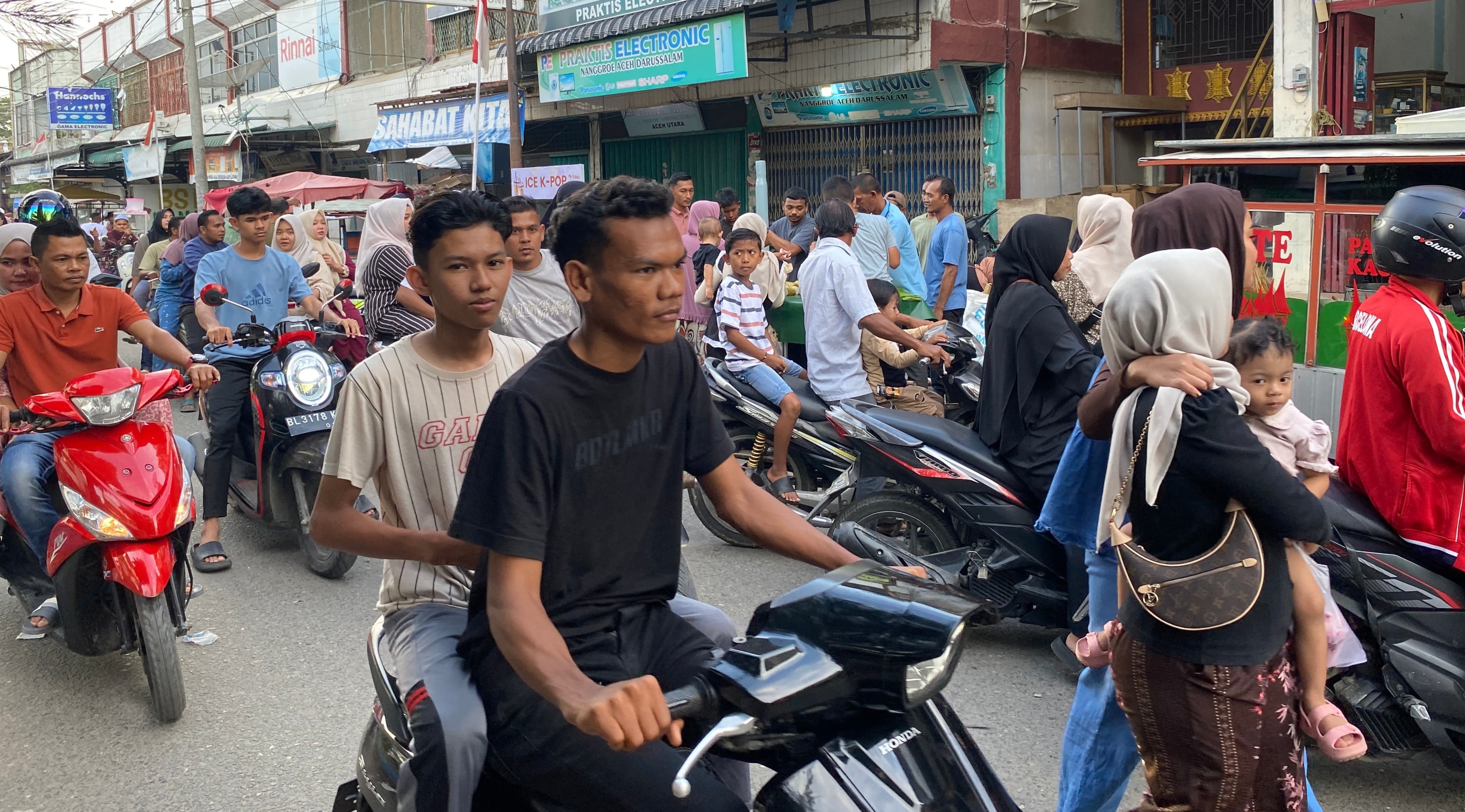 Pasar Krueng Geukueh Ramai Pemburu Takjil di Hari Pertama Ramadan