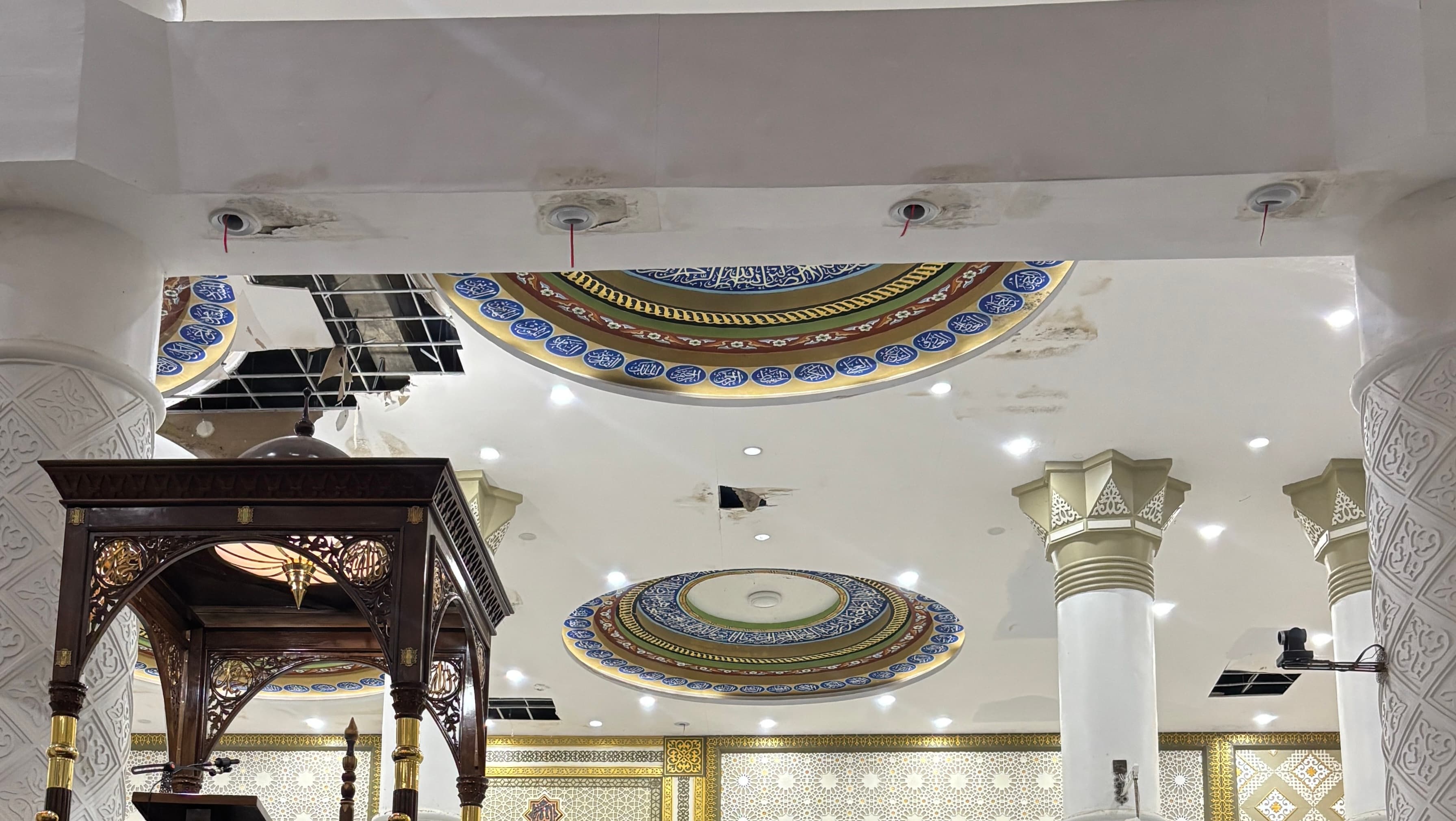 Plafon Masjid Agung Baitul Ghafur Bolong, Jemaah Aceh Barat Daya Khawatir Keselamatan