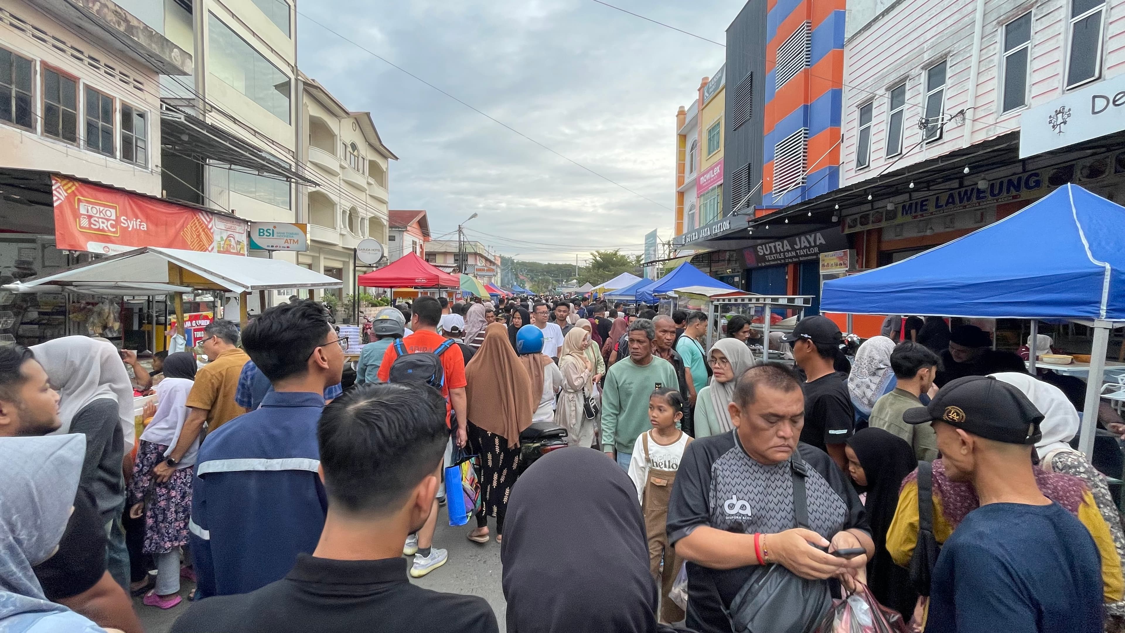Pasar Takjil Pulo Dibaroh Diserbu Warga di Hari Pertama Ramadan