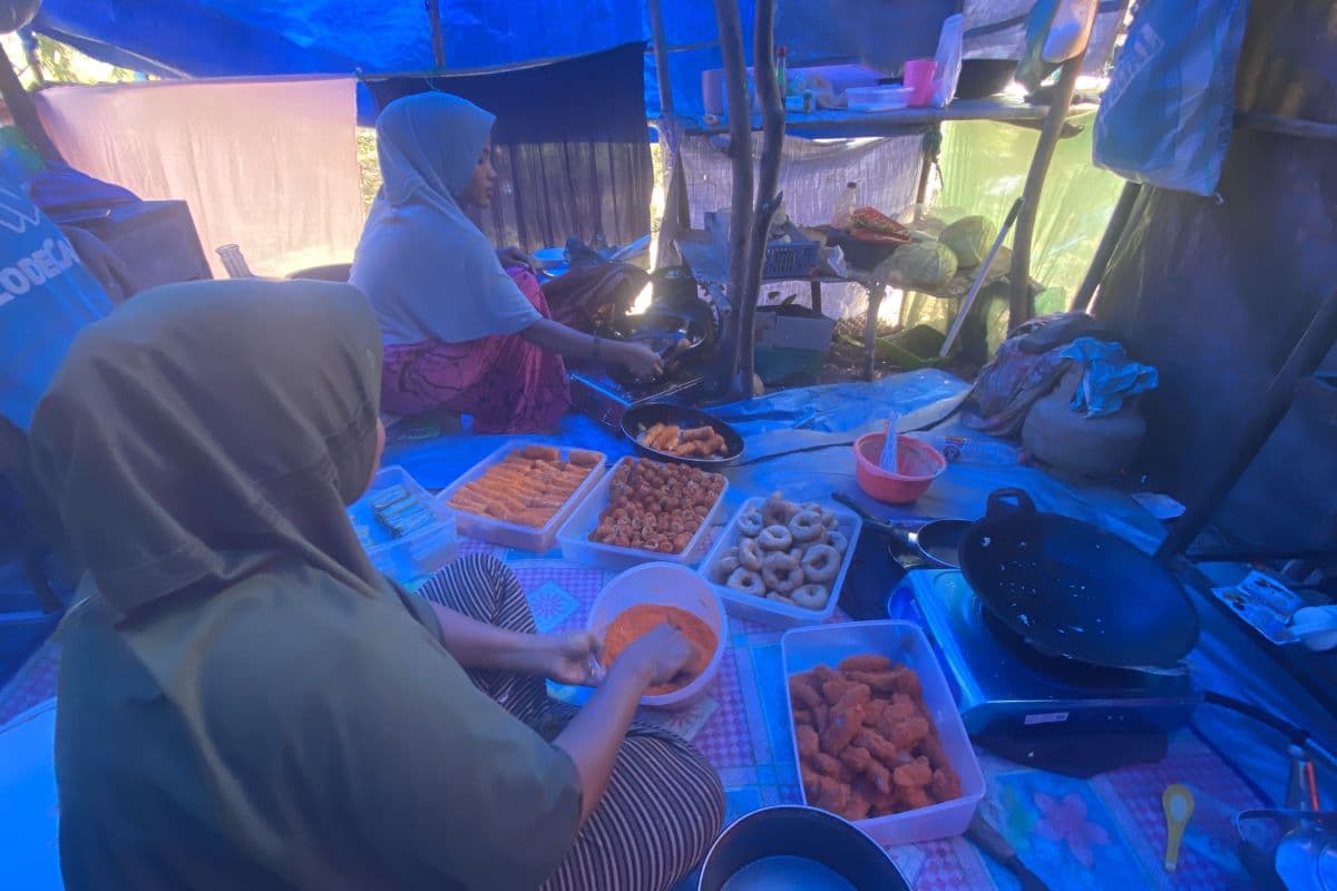 Ibu Pengungsi Aceh Utara Bertahan Jual Gorengan di Tenda Darurat