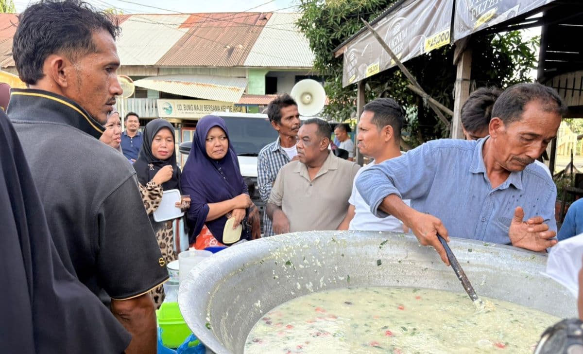 Ratusan Warga Aceh Barat Antre Takjil Kanji Rumbi Gratis untuk Berbuka