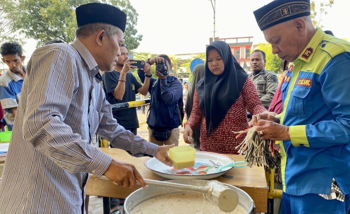 Masjid Agung Lhokseumawe Bagikan Kanji Rumbi Gratis untuk Warga