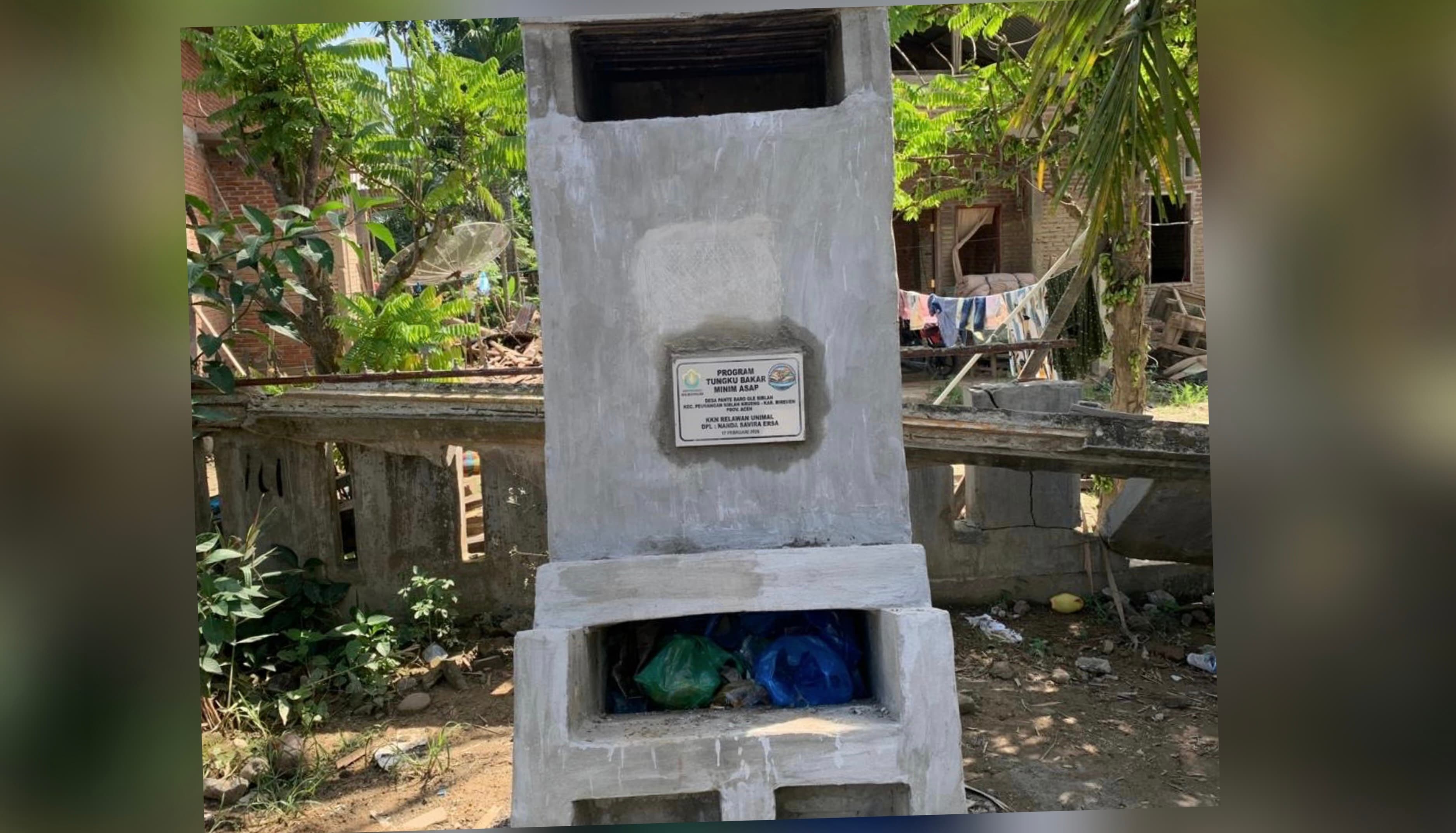 Mahasiswa KKN Bangun Tungku Bakar Minim Asap untuk Warga Bireuen Pasca Banjir