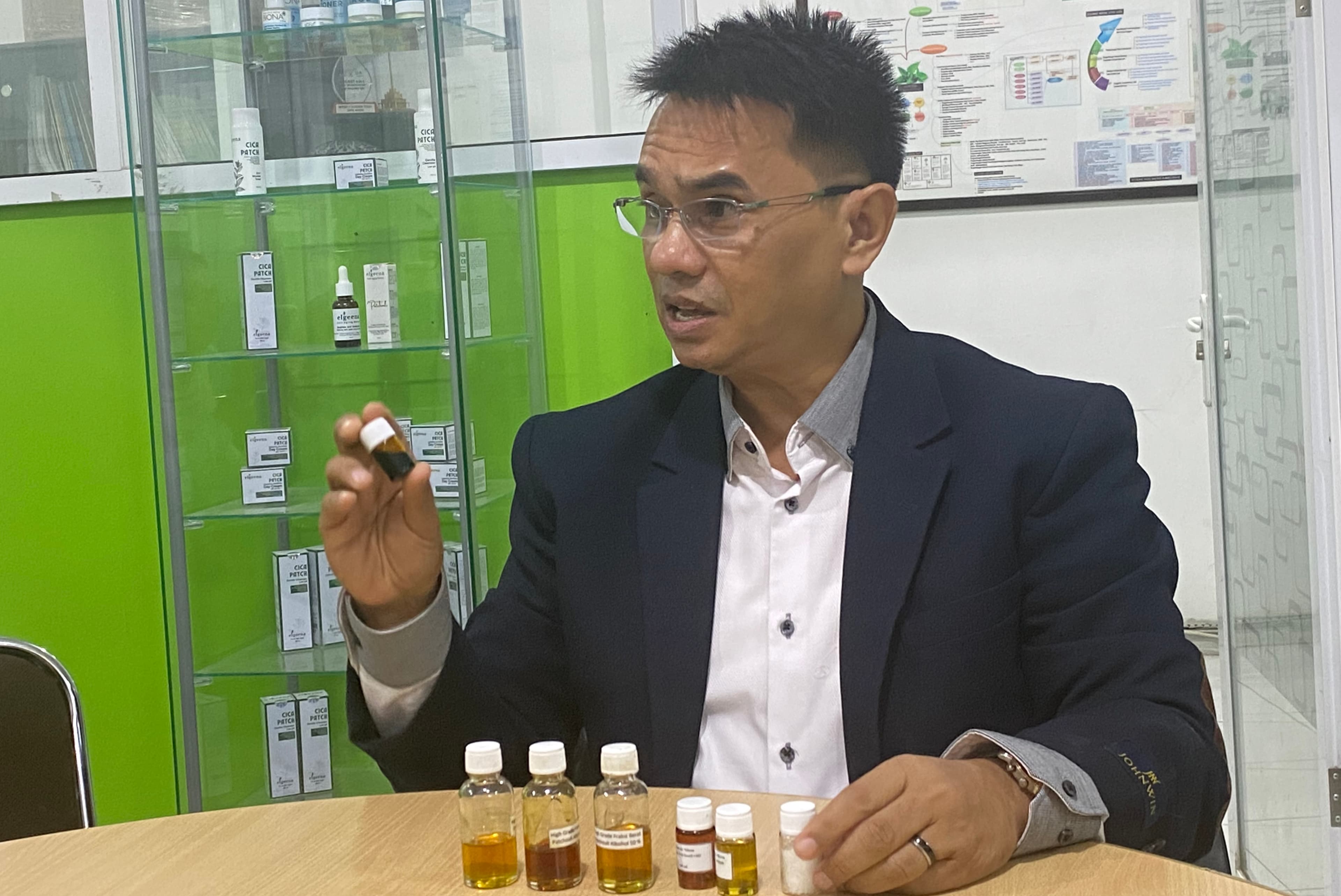 Nilam Aceh Naik Kelas: Inovasi ARC USK Ubah Minyak Hitam Jadi Parfum Internasional