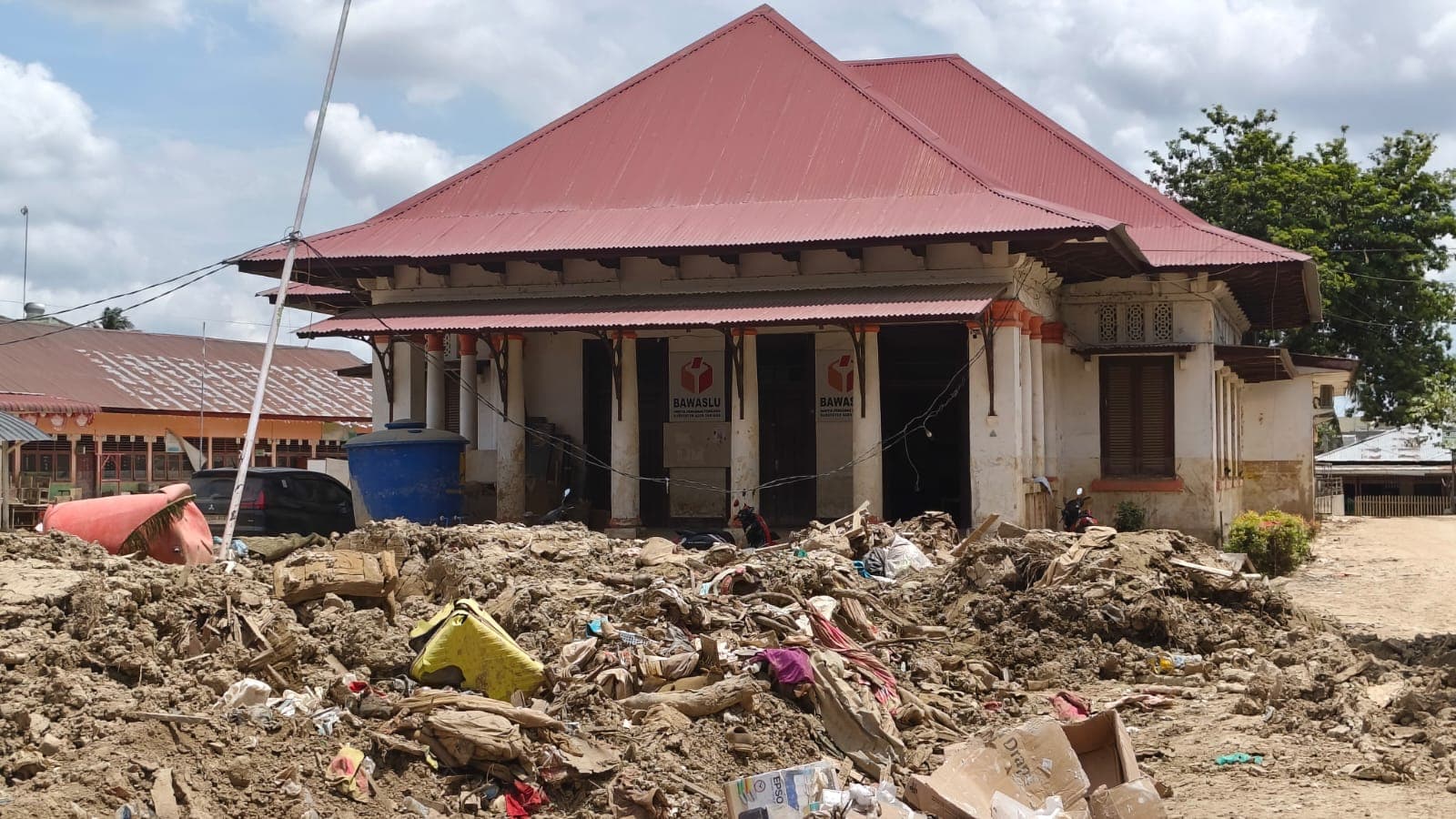 Tumpukan Lumpur dan Sampah Masih Menggunung di Halaman Bawaslu Aceh Tamiang