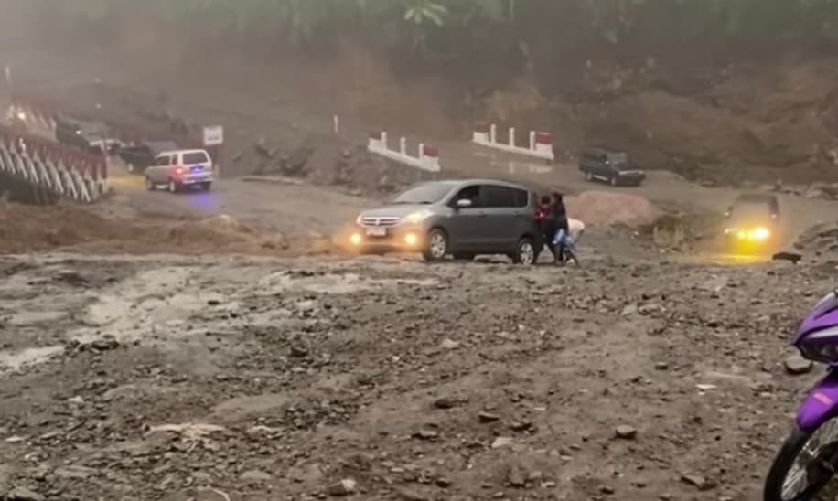 Jalan KKA Bener Meriah–Aceh Utara Rusak Parah, Warga Gotong Royong Perbaiki
