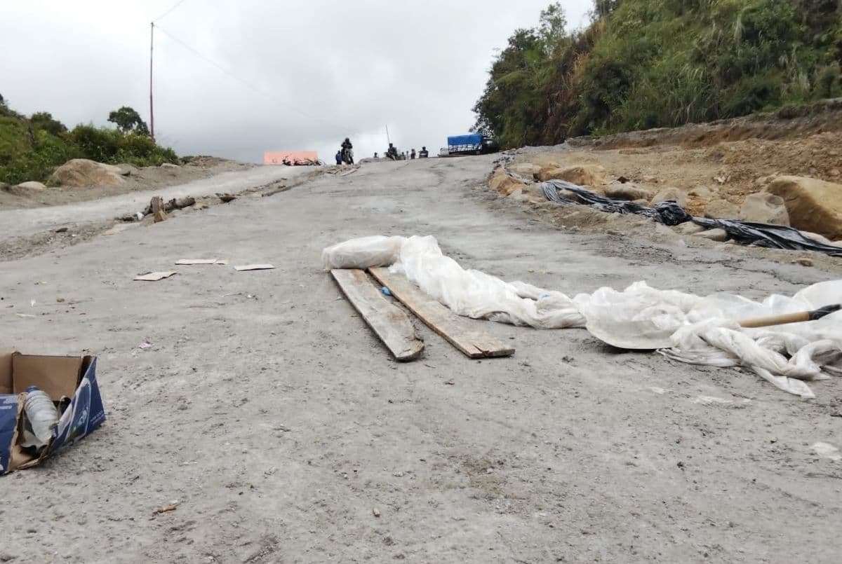Warga Permata Bener Meriah Perbaiki Jalan Swadaya, Harap Pemprov Turun Tangan