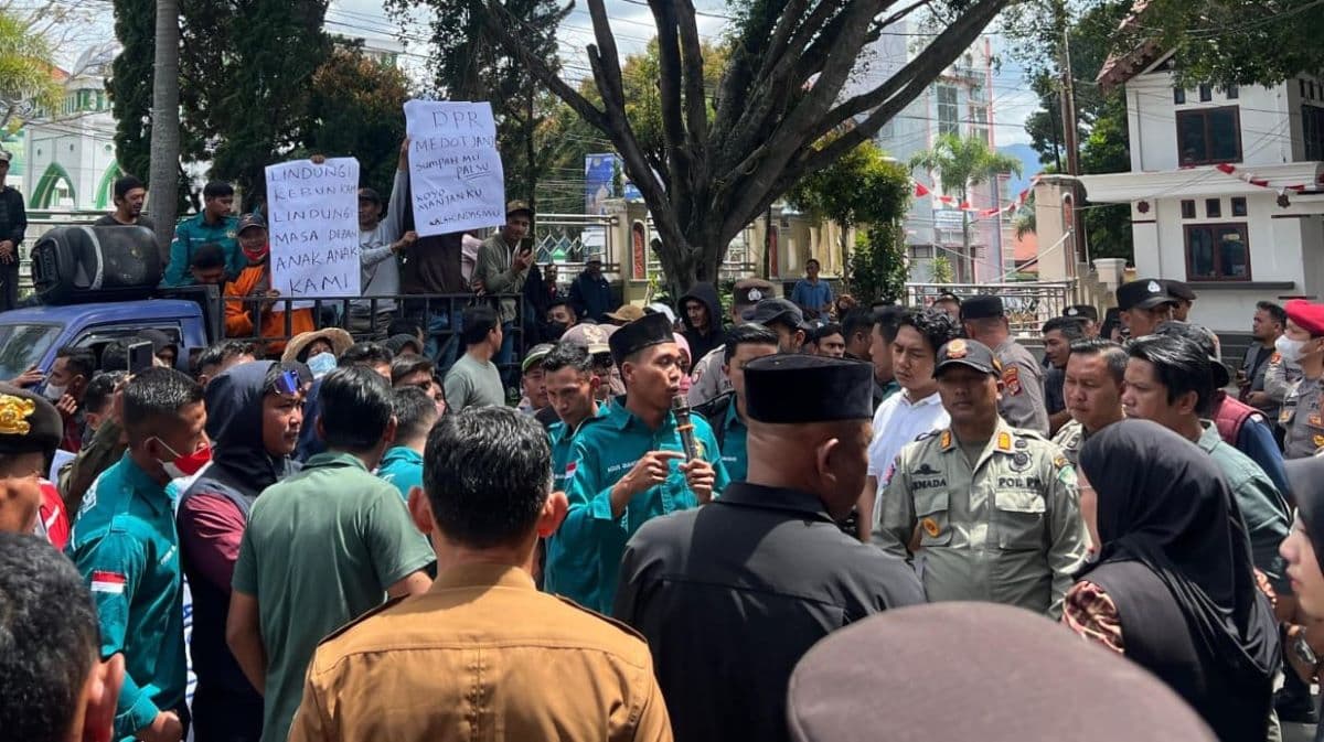 Lubang Raksasa di Ketol Ancam Pemukiman, Warga Desak Relokasi