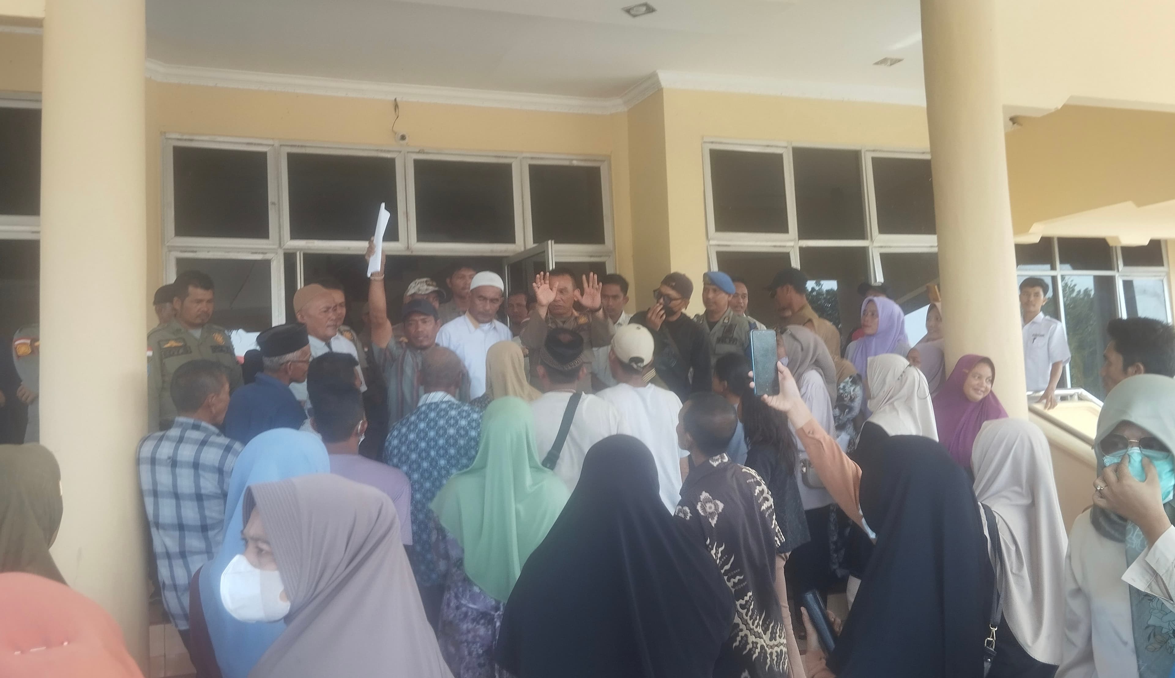 Warga Aceh Singkil Protes Penurunan Penerima Bantuan Banjir dari 171 ke 61 KK