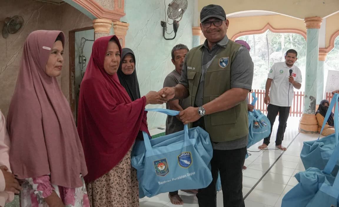 600 KK di Bireuen Terima Bantuan Peralatan Dapur Pasca Bencana