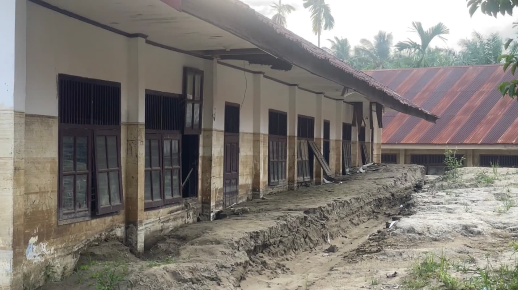 Siswa SMAN 2 Meureudu Pindah ke Kelas Darurat Pasca Banjir Pidie Jaya