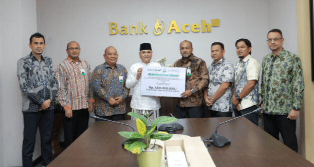 Bank Aceh Salurkan Zakat Karyawan Rp 1,43 Miliar untuk Warga Miskin