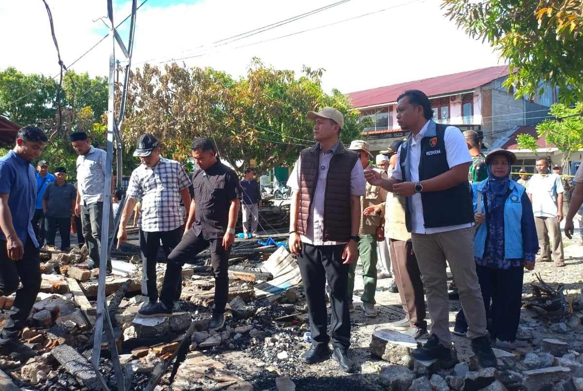 Bupati Aceh Selatan Salurkan Bantuan untuk 13 Ruko Terbakar di Kluet Utara