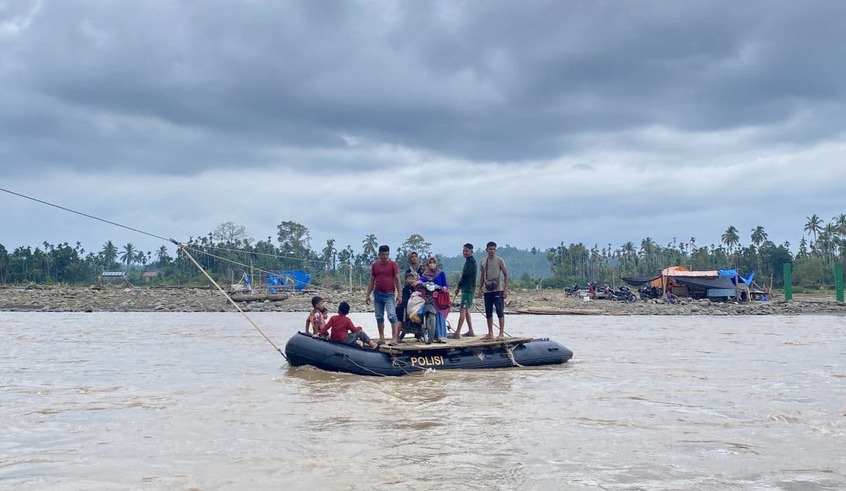 Warga Sawang Aceh Utara Terpaksa Gunakan Rakit Akibat Jalan Putus