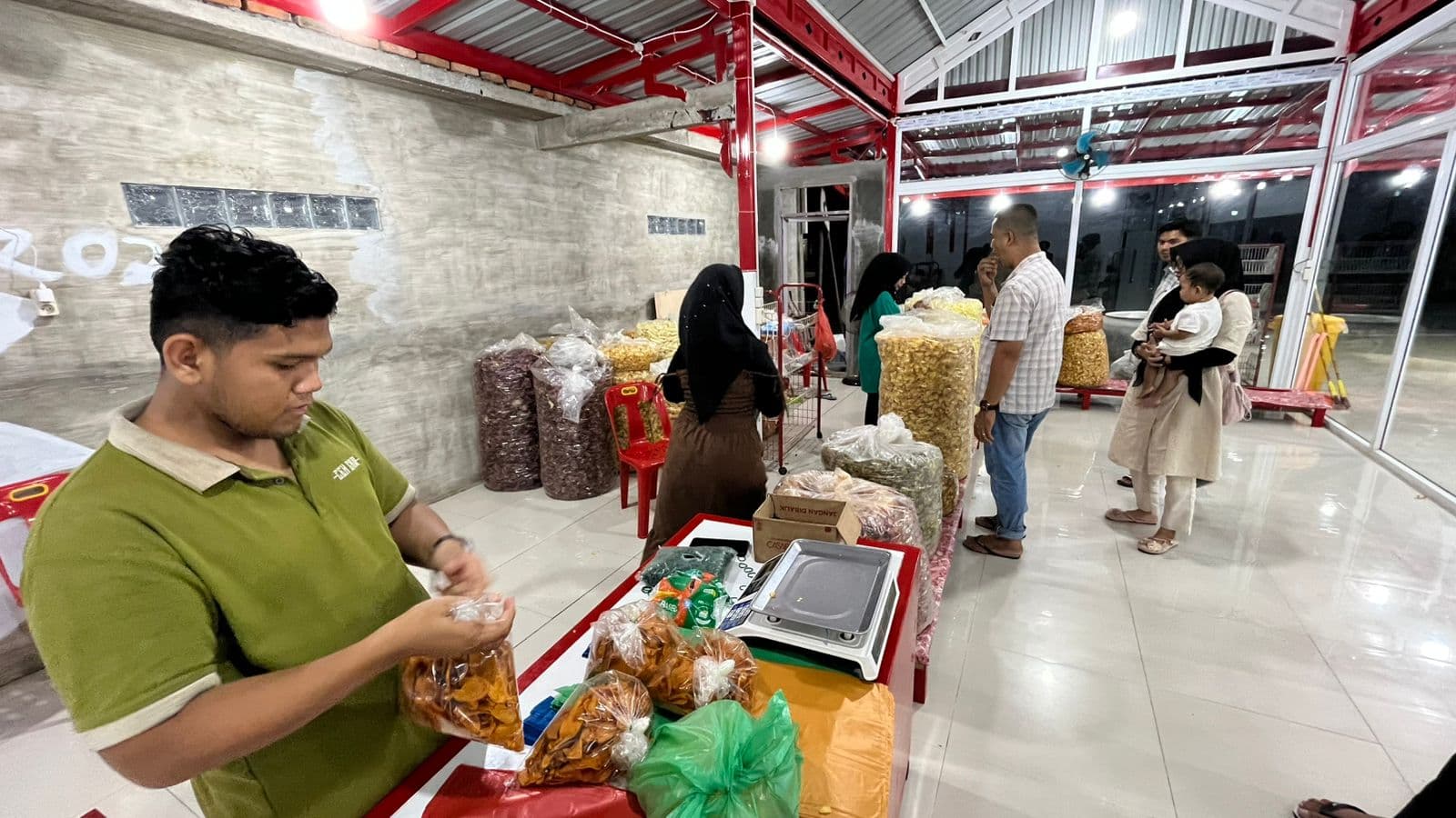 Pedagang Keripik Saree Pindah ke Padang Tiji Akibat Tol, Penjualan Pulih