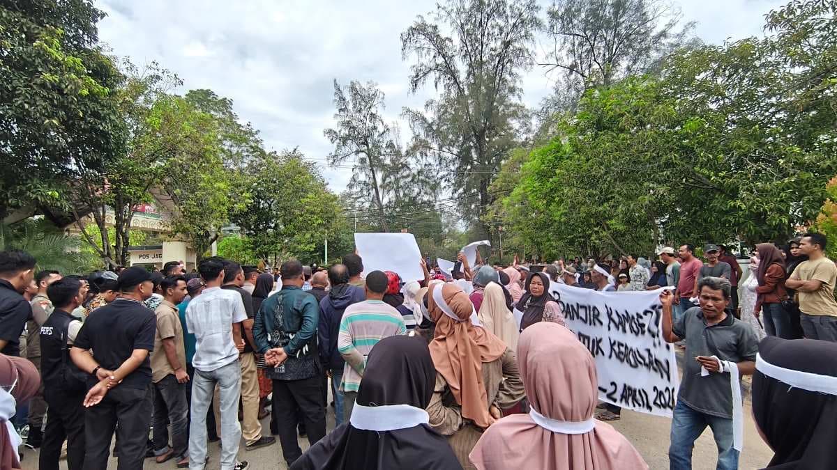Ratusan Warga Langsa Protes Penanganan Bantuan Banjir Bermasalah