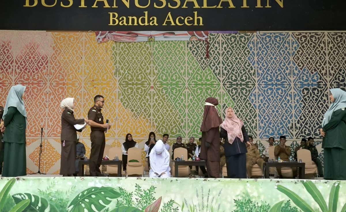 Pasangan Zina Dicambuk 100 Kali di Taman Bustanussalatin Banda Aceh
