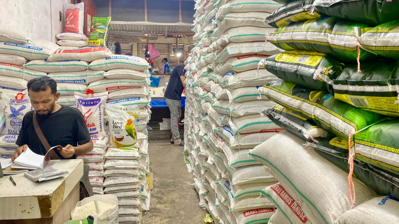 Daya Beli Masyarakat Lhokseumawe Turun, Pedagang Beras Keluhkan Sepinya Pembeli